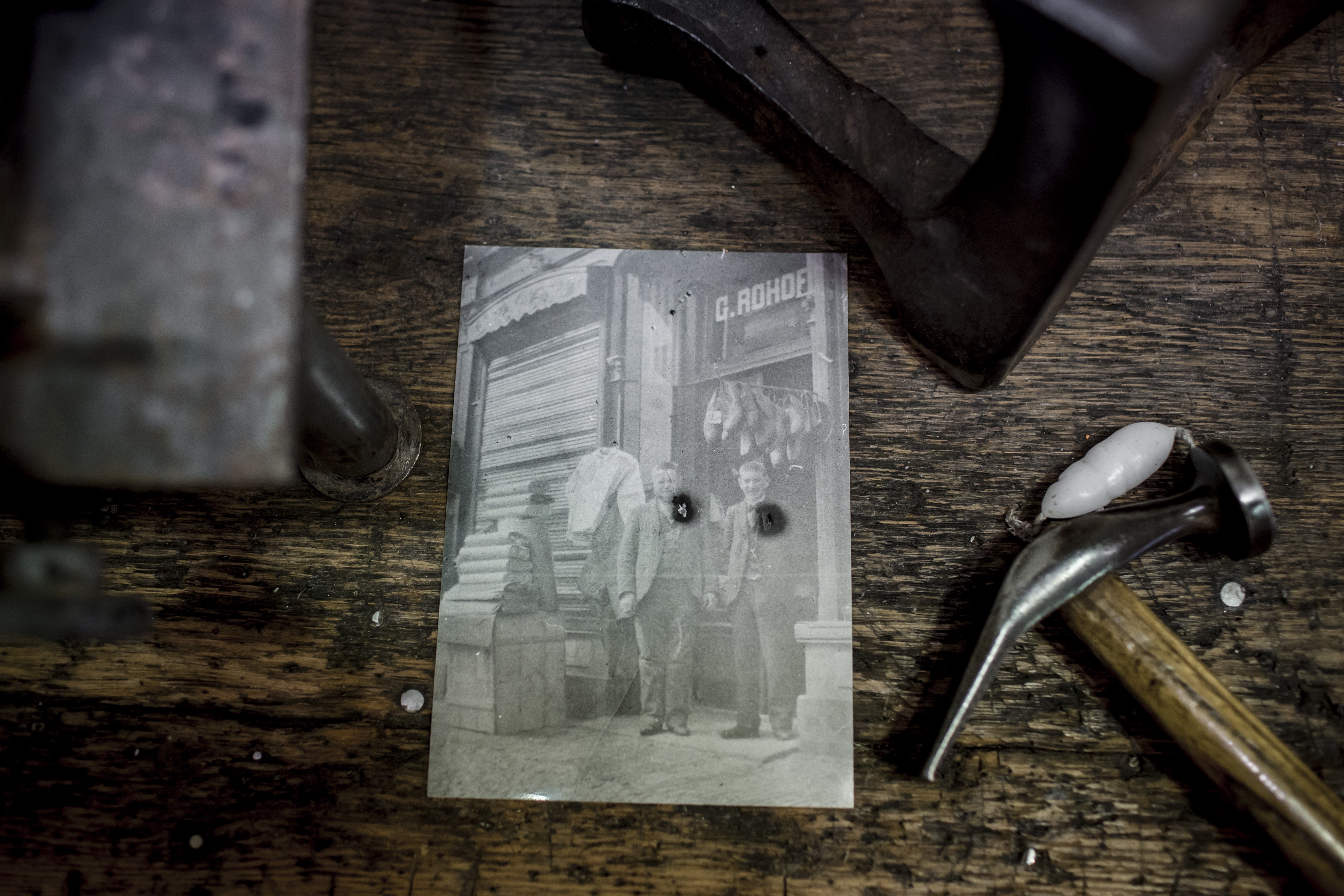 Gerardus Rohof voor de winkel aan de Grotestraat